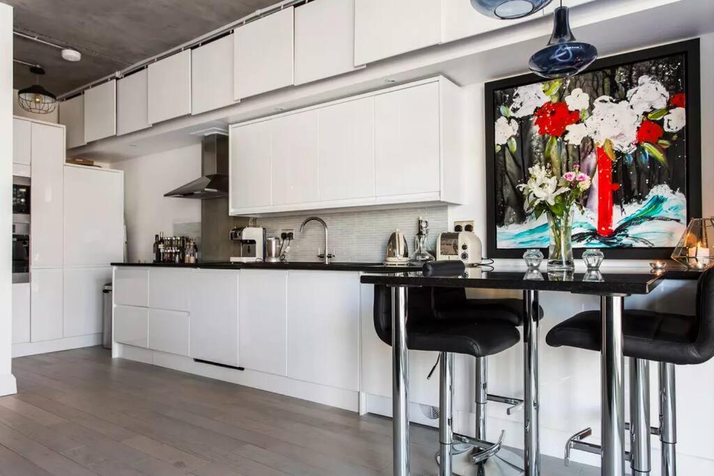 Canal-Side Apartment In Shoreditch 런던 외부 사진