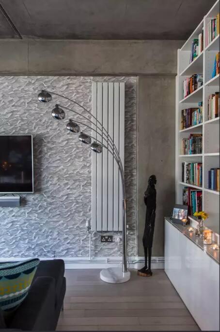 Canal-Side Apartment In Shoreditch 런던 외부 사진